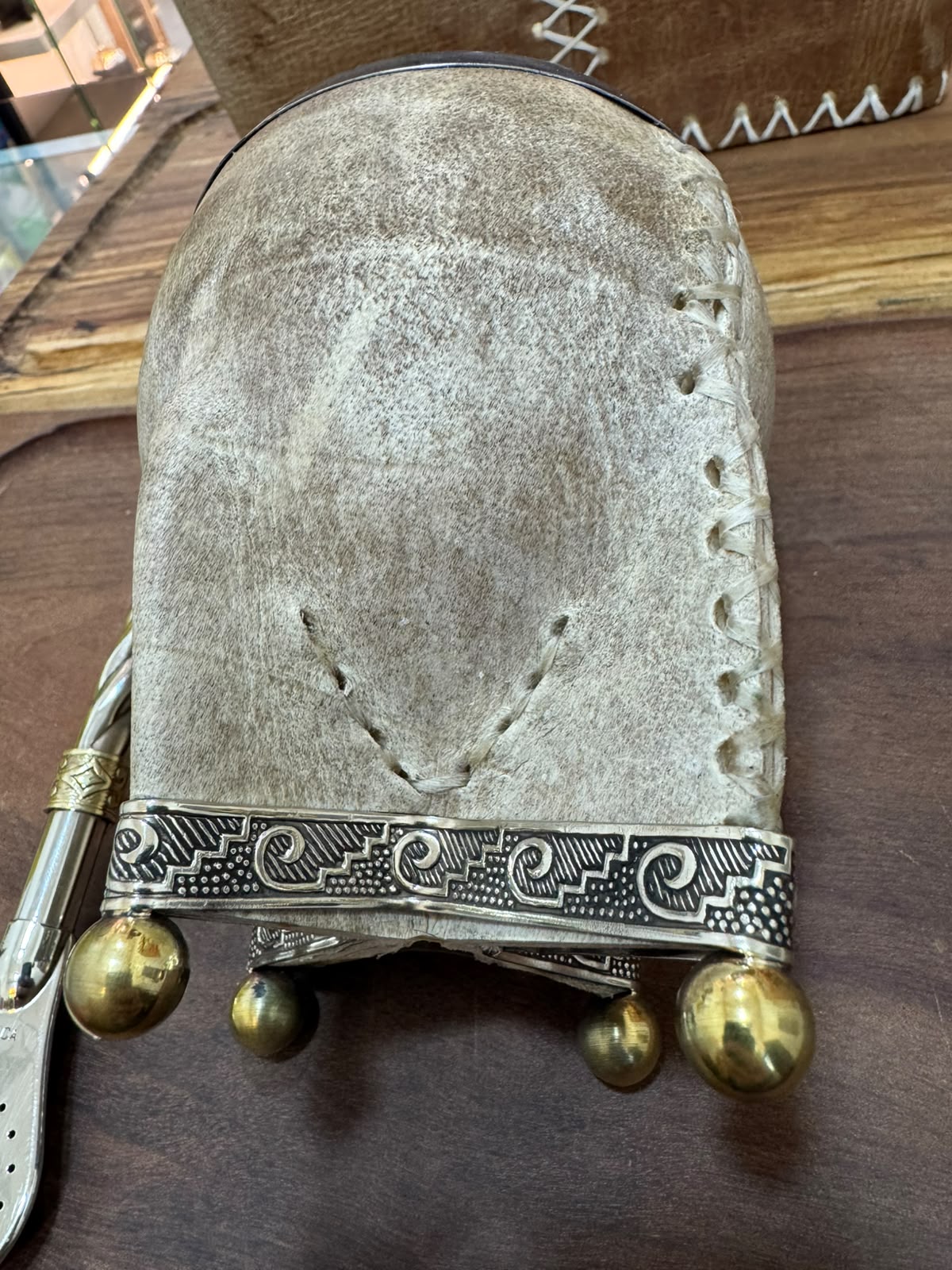 🧉 Mate Torpedo Premium Cuero Crudo | Virola de Alpaca Grabada y Base de Alpaca con Bolitas de Bronce - Imagen 2